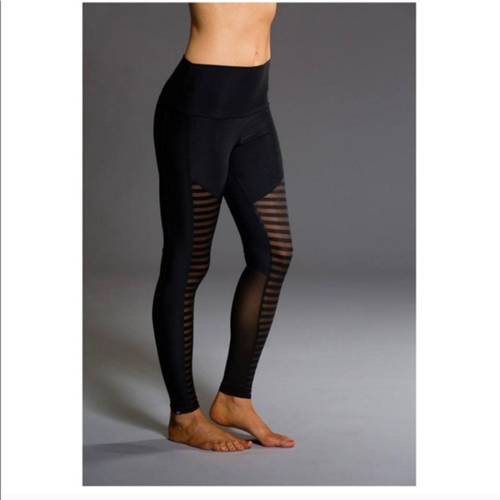 Onzie Black Mesh Stripe Athletic Leggings Size M/L